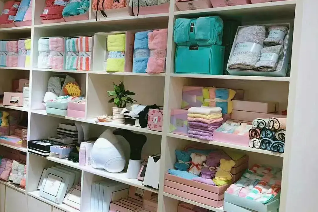 Custom towel packaging options displayed with gift boxes, retail sets, and folded towels