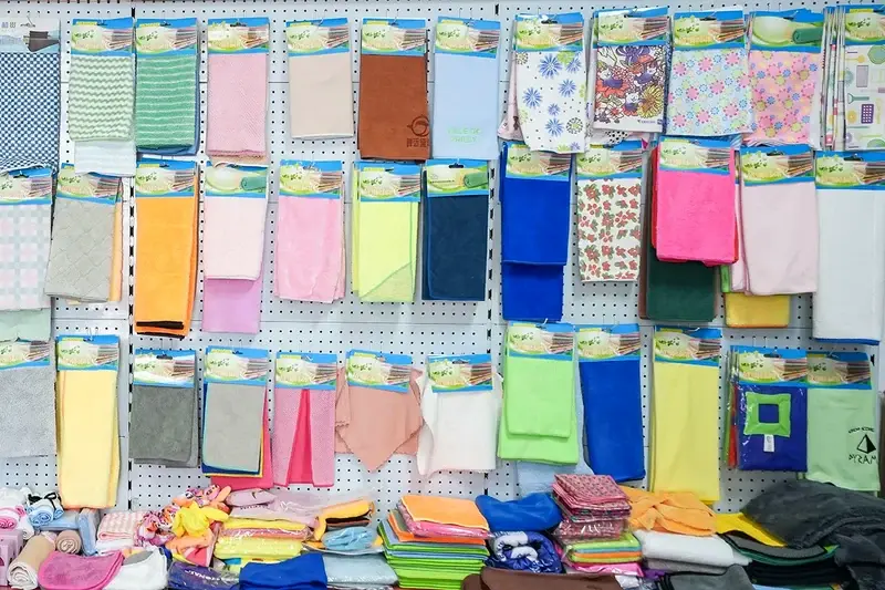 Custom towel reference display with colors, materials, sizes and patterns